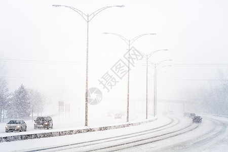 公路上的日落光和暴雪扰乱危险状况风暴日落耀斑交通季节城市天气街道图片