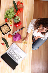 互联网烹饪屏幕工作电脑食物沙拉饮食蔬菜厨房女士植物图片
