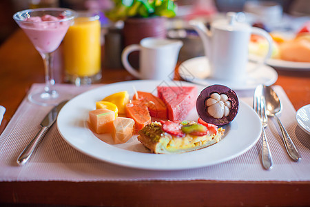 菲利平诺健康早餐 配有多汁水果和黑咖啡图片