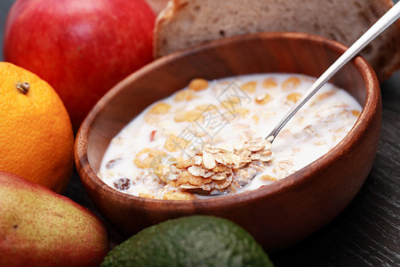 与穆斯里Muesli的碗桌子白色早餐饮食食物牛奶生活方式谷物健康饮食勺子图片