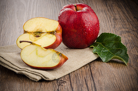 苹果特写地面红色血管木头收成花园营养桌子水果团体图片