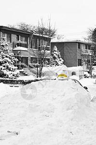 雪下埋藏的出租车车街道挫折季节气候运输出租车天气雪堆季节性温度图片