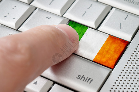 爱尔兰人商业概念男性手指按力爱尔兰进入金属的钥匙背景