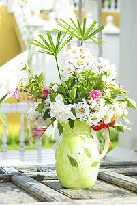 木桌花束植物群玫瑰花园白色花瓶婚礼装饰风格季节粉色图片