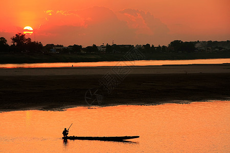 老挝万象 日落时在湄公河上的轮光船文化剪影首都寺庙城市橙子历史建筑学天空旅行图片