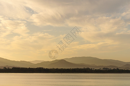 日出在湖上水库辉光场景天空日落蓝色镜子阳光池塘草原图片
