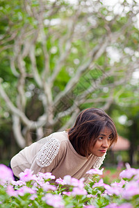 花园小区公园里的女画家肖像草地喜悦闲暇女士幸福阳光女性乐趣花园场地背景