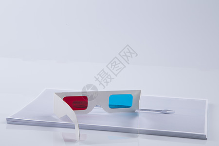红蓝3d3D 打印 白 3D 单词红蓝眼镜和纸印扳手力学眼镜原型白色背景