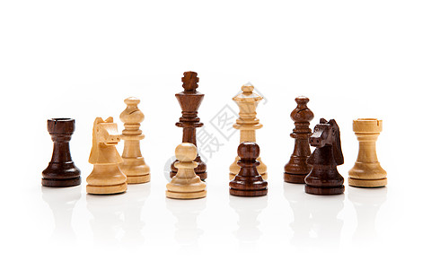 白色上的象棋块游戏闪电战对手黑色思维宣传比赛宏观棕色木头背景图片