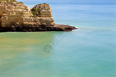 平顶国家爬坡石头波浪支撑蓝色海滩海岸反射旅游图片