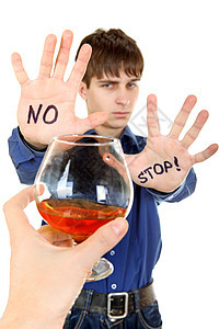 青少年拒绝饮酒酗酒手臂液体男人厌恶手势衬衫玻璃饮料男性图片