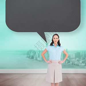 严肃的时尚商业女商务人士装扮成演讲泡沫的复杂形象房间绘图蓝色头发商务话框计算机女士说话棕色图片