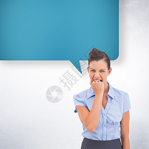 愤怒商业女商务人士的复合形象 其言语泡泡在镜头上女士绘图人士挫折裙子衬衫计算机说话纹理演讲图片
