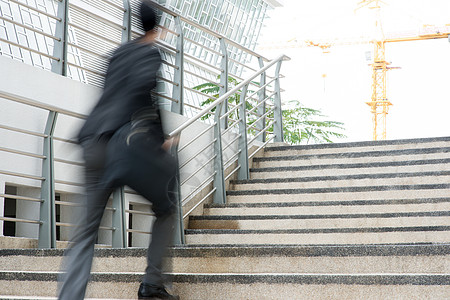 商务人士匆忙赶工工作建筑学走廊生活套装人士跑步城市楼梯建筑图片