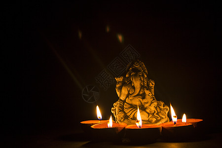 带油灯的Ganesha勋爵背景图片
