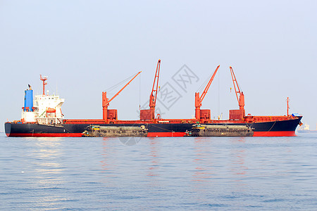 货物货船零售港口商业码头驳船航行天空加载船运商品图片