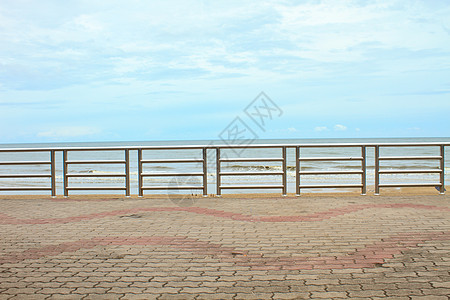 海滩上的夏季观景露台艺术白色建筑学阳台海景天空地平线景水阳光太阳图片