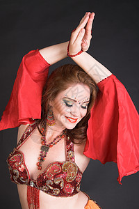红色的贝贝舞者黑发胸衣姿势娱乐艺术家细绳亮片肚皮化妆品戏服图片