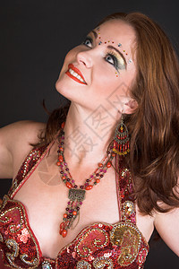 红色的贝贝舞者传统舞蹈家首饰亮片艺术家女士戏服胸衣珠饰青铜图片