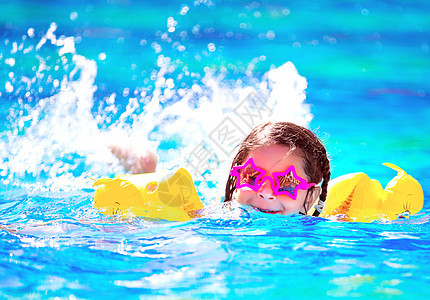 可爱的小宝宝在游泳池游泳飞溅泳装享受家庭太阳镜水池孩子生活游泳者微笑图片