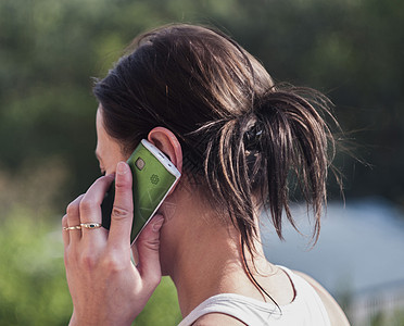 绿色手机通信系统智能全球移动戒指马尾辫女士女孩电话背景图片