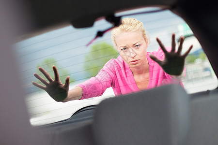 女人推车援助灾难车辆旅行道路成人车祸事故机器汽车图片