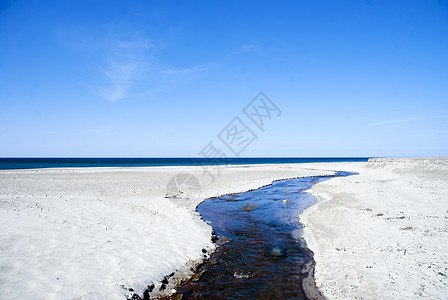 溪水流入海中海滩海浪蓝色流动假期海洋冲浪阳光海岸海岸线图片