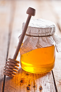 满满的蜂罐和蜂棒木板产品蜂蜜勺子液体生活木头乡村味道甜点图片
