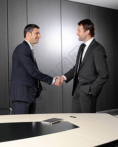 认真的商务人士握手握手团体男性经理手势伙伴商业合作会议生意人商务图片