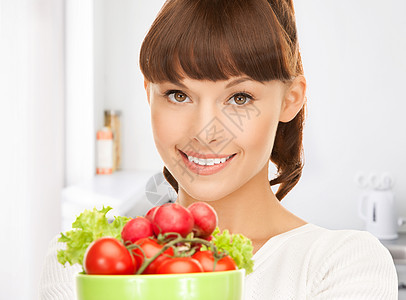 厨房里的女人和西红柿微笑萝卜青菜沙拉食物饮食主妇烹饪蔬菜女性背景