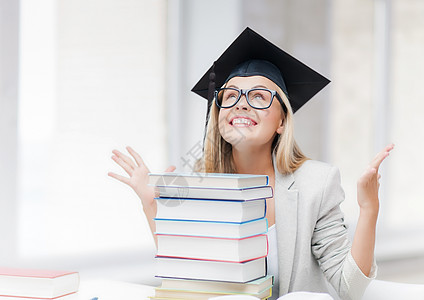 毕业上限的快乐学生正方形大学知识图书帽子眼镜裙子学士女士角帽图片