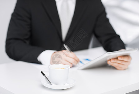 男人用平板电脑和咖啡杯笔记职场人士杯子工作商务文书午餐休息商业图片