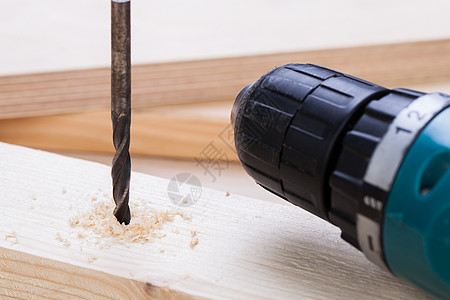 电池操作手操控式手工钻孔和点位木匠工匠钻头木材光束木板建筑电气硬木木头图片