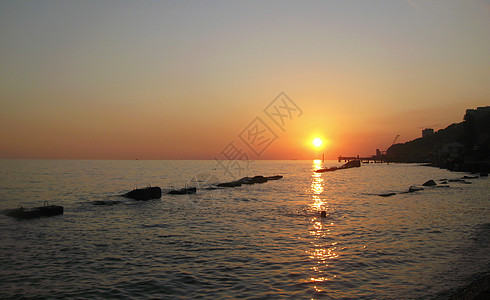 日落在夏日大海上 有小波浪支撑旅行橙子晴天海岸地平线反射蓝色冲浪海洋图片