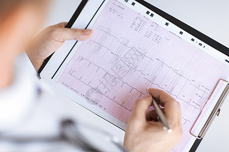 男性医生手和心心动图援助药品处方诊断频率咨询医师卫生键盘心脏病学图片