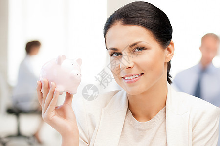 拥有小猪银行的妇女幸福女孩财富收益储蓄经济工作小猪女士微笑背景图片