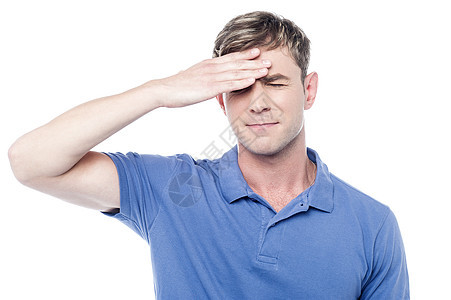 悲哀的人用手握着前额男人卫生工作室压力男性失败保健愤怒情感眼睛图片
