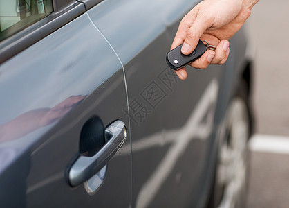 外面有车钥匙的男人塑料购物银行信用测试司机消费者运输汽车锁定图片