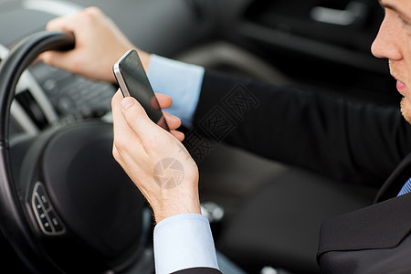 驾驶汽车时使用电话的人系统技术司机手机细胞男性定位危险注意力运输图片