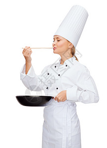 用锅和勺子装着微笑的女厨师帽子成人平底锅管理人员威士忌厨具女性餐厅工作食物图片