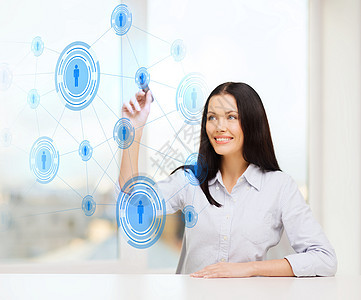在虚拟屏幕上写着微笑的女士同事网络办公室团体团队人员教育绘画写作商务图片