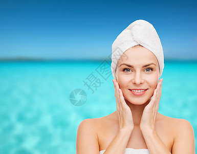 披着毛巾的美女保健呵护女孩蓝色假期治疗客厅健康卫生海滩背景图片