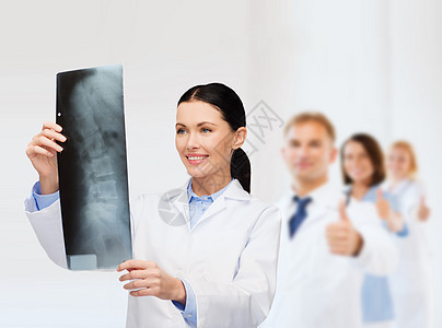 笑着看X光的女医生x光医疗保险学习团体骨干诊断扫描医院医务人员射线图片