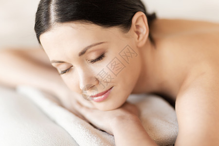 女人在温泉里皮肤疗法美容水疗眼睛女孩享受女士假期身体图片
