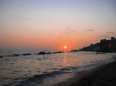 日落在夏日大海上 有小波浪金子海岸线阳光太阳海岸天气季节海浪反射冲浪背景图片