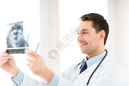 男医生或有X光照的牙医考试保健扫描长袍卫生健康放射科射线x射线诊断图片