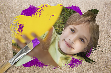 小男孩在镜头中微笑的复合图像公园男性艺术童年笔触地面男生画笔桌子绿地图片