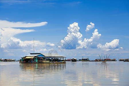 浮动村热带钓鱼木头高棉语文化渔夫村庄建筑旅行蓝色图片
