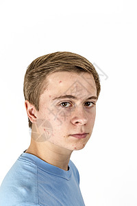 穿蓝衬衫的酷男孩 在演播室装扮青春期观点粉刺男性工作室青少年头发男生快乐批判性图片