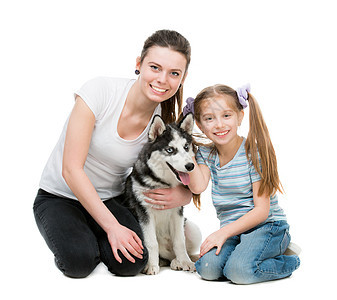 两个姐妹和一只哈斯基狗孩子蓝色女孩微笑头发拥抱快乐小狗童年宠物图片